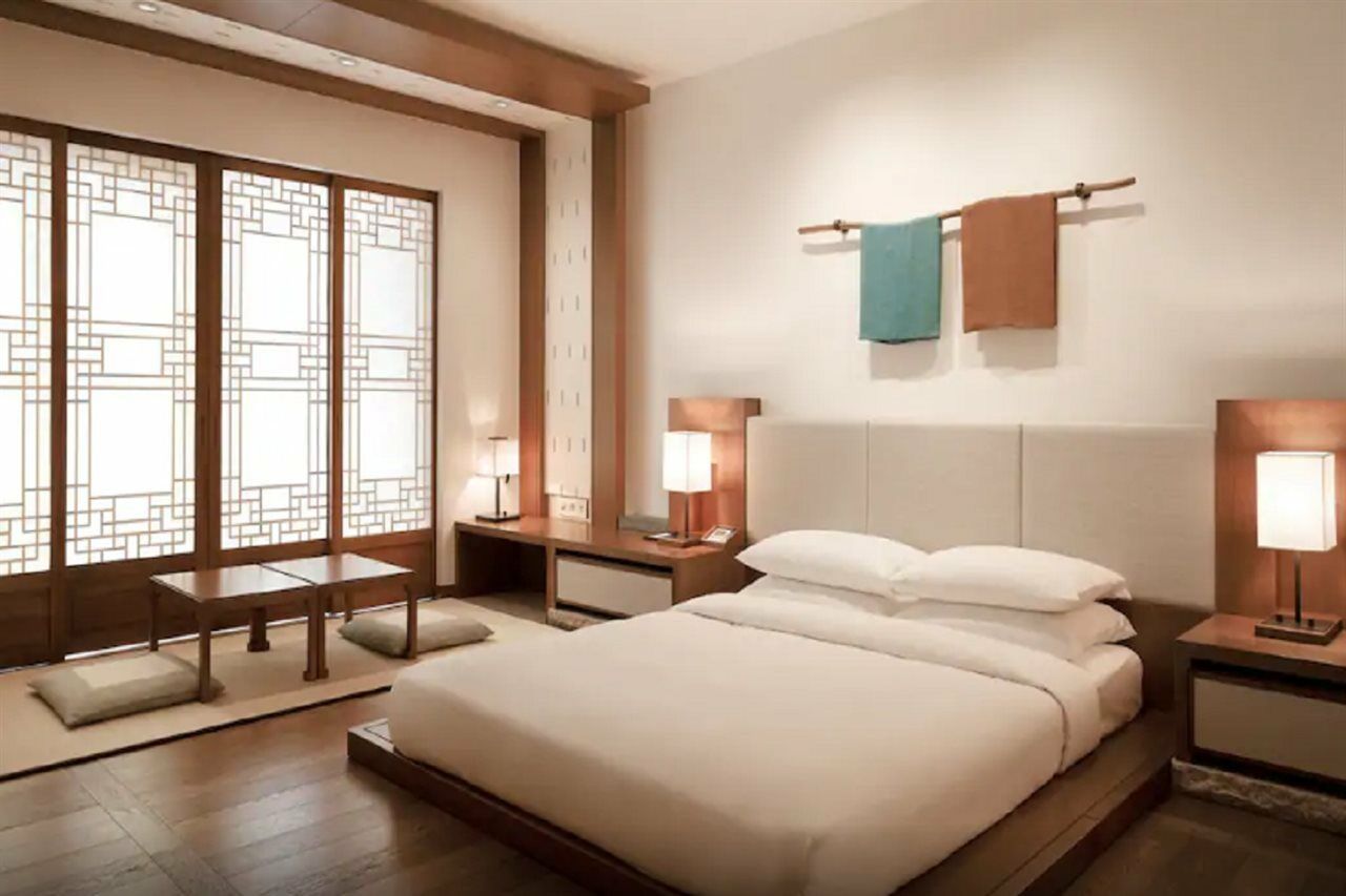 Parnas Hotel Jeju Seogwipo Ngoại thất bức ảnh A room at the hotel